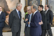 Pedro Morenés, Antonio Garrigues y Juan-Miguel Villar Mir charlan distendidamente durante el evento
