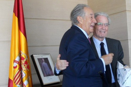 Antonio Garrigues felicita al nuevo Presidente de la Fundación Consejo España-Australia, Juan-Miguel Villar Mir, durantel el IV Patronato celebrado el 7 de marzo.