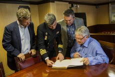 Los Líderes firmaron en el libro de honor del buque