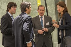El secretario general de la FCEA charla con algunos de los asistentes al Diálogo España-Australia