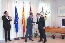 Enrique Viguera, embajador de España en Australia, condecora con la Orden del Mérito Civil a Fernando Fajardo, director de Acciona Infraestructuras