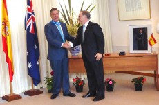 Enrique Viguera, embajador de España en Australia, condecora con la Orden del Mérito Civil a Francisco Baron, director de Navantia Australia