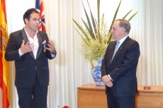 Enrique Viguera, embajador de España en Australia, condecora con la Orden del Mérito Civil a Miguel Maestre, cocinero y presentador de televisión