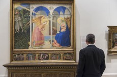 Uno de los asistentes contempla 'La Anunciación', de Fra Angelico