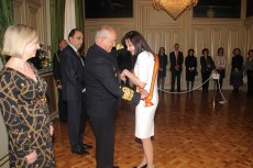 La ex embajadora de Australia en España recibe la Gran Cruz al Mérito Naval